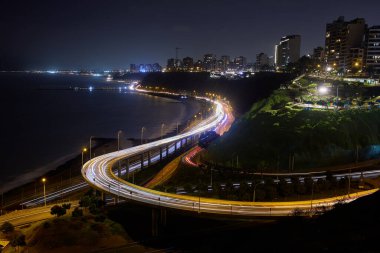 La Costa Verde boyunca uzun pozlama büyüsü okyanus sakinliği ve şehir enerjisinin bir karışımı. Miraflores Peru