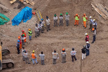 Her görevden önce günlük güvenlik brifingi, takım çalışması, disiplin ve sorumluluk. Güçlü bir proje güçlü bir güvenlik kültürü ile başlar..