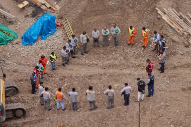 Her görevden önce günlük güvenlik brifingi, takım çalışması, disiplin ve sorumluluk. Güçlü bir proje güçlü bir güvenlik kültürü ile başlar..
