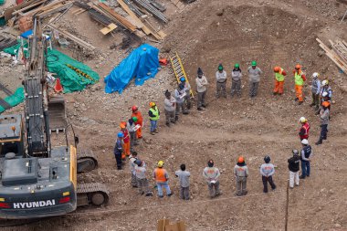 Her görevden önce günlük güvenlik brifingi, takım çalışması, disiplin ve sorumluluk. Güçlü bir proje güçlü bir güvenlik kültürü ile başlar..