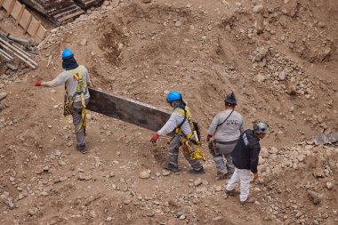 İnşaat işçileri temeli hassasiyet ve güçle güçlendiriyor. Her hareket yeteneği, güvenliği ve kendini adamayı yansıtır. Daha büyük bir şeyin yükselişi için temel oluşturur..