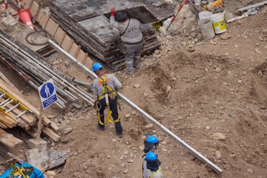İnşaat işçileri temeli hassasiyet ve güçle güçlendiriyor. Her hareket yeteneği, güvenliği ve kendini adamayı yansıtır. Daha büyük bir şeyin yükselişi için temel oluşturur..