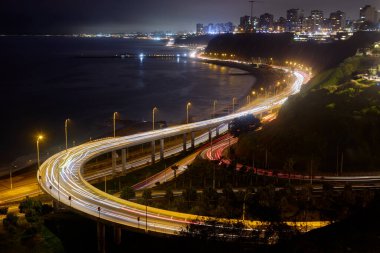 La Costa Verde boyunca uzun pozlama büyüsü okyanus sakinliği ve şehir enerjisinin bir karışımı. Miraflores Peru