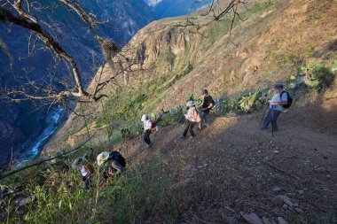 Kazı kovası inşaat sırasında toprağı kazıyor, güç, hassasiyet ve ağır makineleri iş başında gösteriyor..