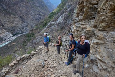 Kazı kovası inşaat sırasında toprağı kazıyor, güç, hassasiyet ve ağır makineleri iş başında gösteriyor..