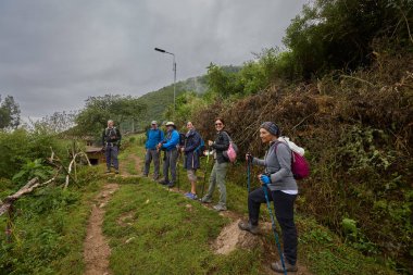 Kazı kovası inşaat sırasında toprağı kazıyor, güç, hassasiyet ve ağır makineleri iş başında gösteriyor..