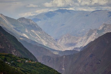 Apurmac Kanyonu nefes kesen derinlikleri ve Choquequirao yolculuğunun önemli bir parçası olan evcilleştirilemeyen güzelliğiyle sersemletir. Buradaki her adım sanki bir kartpostalın içinden geçiyormuş gibi..