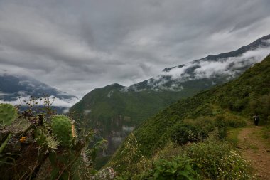 Apurmac Kanyonu nefes kesen derinlikleri ve Choquequirao yolculuğunun önemli bir parçası olan evcilleştirilemeyen güzelliğiyle sersemletir. Buradaki her adım sanki bir kartpostalın içinden geçiyormuş gibi..