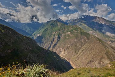 Apurmac Kanyonu nefes kesen derinlikleri ve Choquequirao yolculuğunun önemli bir parçası olan evcilleştirilemeyen güzelliğiyle sersemletir. Buradaki her adım sanki bir kartpostalın içinden geçiyormuş gibi..