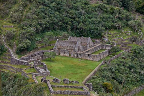 Чокекирао - это археологический памятник, расположенный в горах Анд в Перу, недалеко от современного города Качора. Часто называют "городом-побратимом" Мачу-Пикчу из-за сходства.