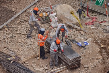 İnşaat işçileri temeli hassasiyet ve güçle güçlendiriyor. Her hareket yeteneği, güvenliği ve kendini adamayı yansıtır. Daha büyük bir şeyin yükselişi için temel oluşturur..