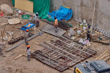 İnşaat işçileri temeli hassasiyet ve güçle güçlendiriyor. Her hareket yeteneği, güvenliği ve kendini adamayı yansıtır. Daha büyük bir şeyin yükselişi için temel oluşturur..