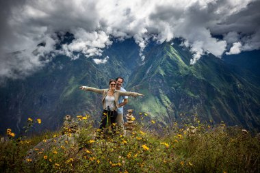 Bir grup yürüyüşçü Choquequirao 'ya doğru bir dağ yolu boyunca yürüyorlar, etrafları sis, sarp kayalıklar ve And bitkileriyle çevrili..