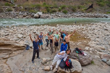 Bir grup yürüyüşçü Choquequirao 'ya doğru bir dağ yolu boyunca yürüyorlar, etrafları sis, sarp kayalıklar ve And bitkileriyle çevrili..