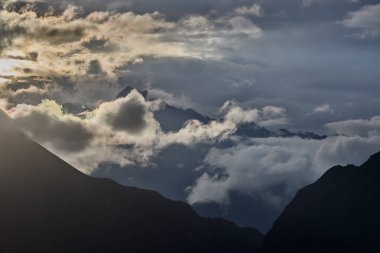 Choquequiraos engebeli arazisi her adımda macera ruhunu sınar. Zaman ve doğa tarafından oyulmuş bu dramatik And yamaçları Perus 'un en hayranlık uyandıran gizli hazinelerinden birine öncülük eder..