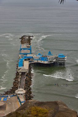 Gün batımında La Rosa Nutica parlıyor. Dalgaların gökyüzü ile buluştuğu ve manzaranın seni soluksuz bıraktığı yer. Miraflores Peru