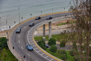 Miraflores 'teki La Costa Verde' nin dinamik bir manzarası. Pasifik Okyanusu ve yüksek yeşil uçurumlar arasında kıyı karayolu rüzgarları esiyor..