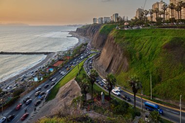 Miraflores 'teki La Costa Verde' nin dinamik bir manzarası. Pasifik Okyanusu ve yüksek yeşil uçurumlar arasında kıyı karayolu rüzgarları esiyor..
