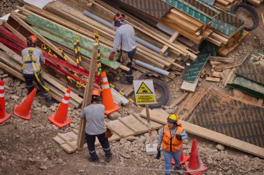 Hareketli takım çalışması, hassasiyet, yetenek ve koordinasyon yeni bir yapının temelini şekillendiriyor.