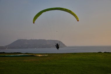Miraflores 'in çarpıcı sahil şeridinde yamaç paraşütü yapmanın heyecanı eşsizdir. Sırtında okyanus esintisi ve aşağıdaki şehir manzarasıyla.