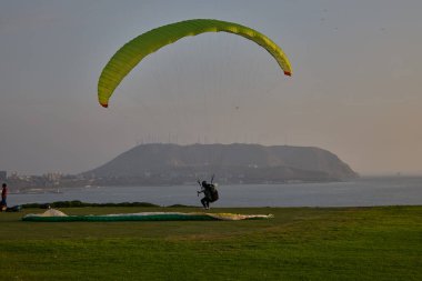 Miraflores 'in çarpıcı sahil şeridinde yamaç paraşütü yapmanın heyecanı eşsizdir. Sırtında okyanus esintisi ve aşağıdaki şehir manzarasıyla.