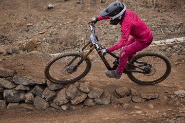 Copa Downhill 'deki doğal yokuş aşağı pistinde hızlı hareket.