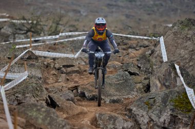 Copa Downhill 'deki doğal yokuş aşağı pistinde hızlı hareket.