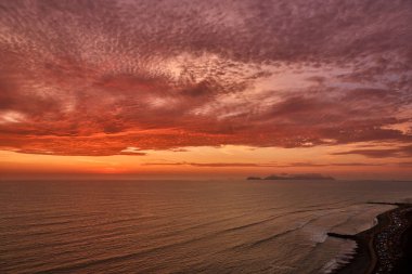 Malecn Miraflores 'den gün batımını izlemek popüler ve unutulmaz bir deneyimdir.