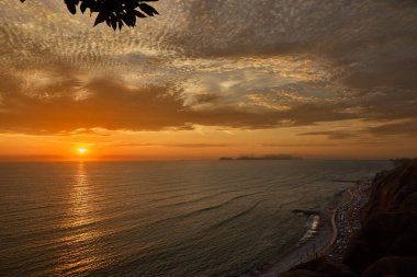 Malecn Miraflores 'den gün batımını izlemek popüler ve unutulmaz bir deneyimdir.