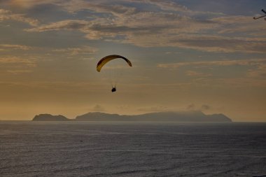 Miraflores 'in çarpıcı sahil şeridinde yamaç paraşütü yapmanın heyecanı eşsizdir. Sırtında okyanus esintisi ve aşağıdaki şehir manzarasıyla.