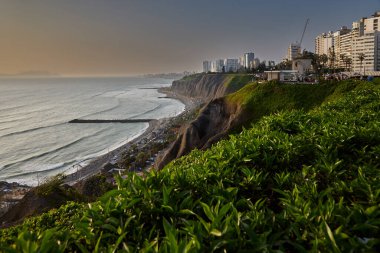 La Costa Verde, Barranco 'nun kayalıklarının altında Limas kıyılarının nabzını şehrin, denizin ve mühendisliğin mükemmel bir uyum içinde birleştiği Miraflores' in zarafetiyle birleştirir.