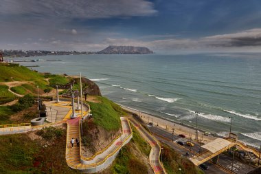La Costa Verde, Barranco 'nun kayalıklarının altında Limas kıyılarının nabzını şehrin, denizin ve mühendisliğin mükemmel bir uyum içinde birleştiği Miraflores' in zarafetiyle birleştirir.
