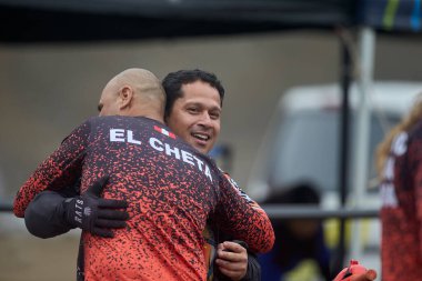 Amancaes Bisiklet Parkı 'nda, yokuş aşağı yaşam tarzı yarışın ötesindedir. Sabahın erken saatleri, çamurlu motorlar ve yer çekimini birlikte kaldıran, yükleyen ve kovalayan sürücülerin ortak ritmi hakkında.