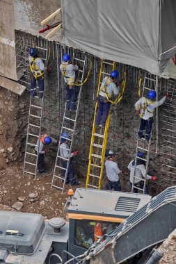 Güvenlik ve becerinin, planları kalıcı yapılara dönüştürdüğü yeni bir binanın temelini oluşturan hassasiyet, takım çalışması ve disiplin..