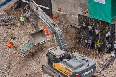 Güvenlik ve becerinin, planları kalıcı yapılara dönüştürdüğü yeni bir binanın temelini oluşturan hassasiyet, takım çalışması ve disiplin..