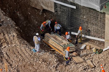 Güvenlik ve becerinin, planları kalıcı yapılara dönüştürdüğü yeni bir binanın temelini oluşturan hassasiyet, takım çalışması ve disiplin..