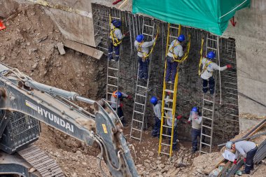 Güvenlik ve becerinin, planları kalıcı yapılara dönüştürdüğü yeni bir binanın temelini oluşturan hassasiyet, takım çalışması ve disiplin..