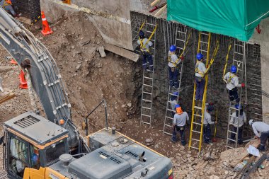 Güvenlik ve becerinin, planları kalıcı yapılara dönüştürdüğü yeni bir binanın temelini oluşturan hassasiyet, takım çalışması ve disiplin..