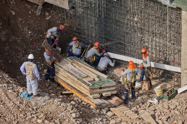 Güvenlik ve becerinin, planları kalıcı yapılara dönüştürdüğü yeni bir binanın temelini oluşturan hassasiyet, takım çalışması ve disiplin..