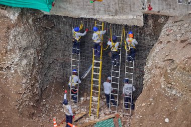 Güvenlik ve becerinin, planları kalıcı yapılara dönüştürdüğü yeni bir binanın temelini oluşturan hassasiyet, takım çalışması ve disiplin..