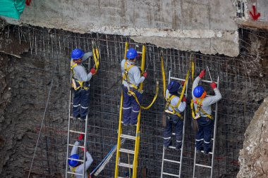 Güvenlik ve becerinin, planları kalıcı yapılara dönüştürdüğü yeni bir binanın temelini oluşturan hassasiyet, takım çalışması ve disiplin..