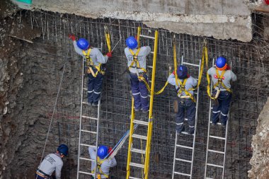Güvenlik ve becerinin, planları kalıcı yapılara dönüştürdüğü yeni bir binanın temelini oluşturan hassasiyet, takım çalışması ve disiplin..