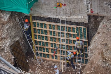 Güvenlik ve becerinin, planları kalıcı yapılara dönüştürdüğü yeni bir binanın temelini oluşturan hassasiyet, takım çalışması ve disiplin..