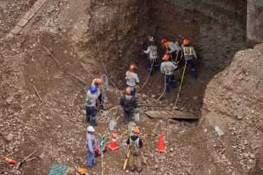Güvenlik ve becerinin, planları kalıcı yapılara dönüştürdüğü yeni bir binanın temelini oluşturan hassasiyet, takım çalışması ve disiplin..
