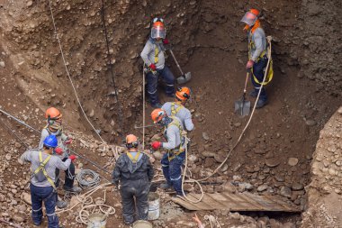 Güvenlik ve becerinin, planları kalıcı yapılara dönüştürdüğü yeni bir binanın temelini oluşturan hassasiyet, takım çalışması ve disiplin..