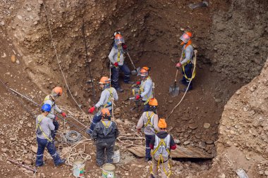 Güvenlik ve becerinin, planları kalıcı yapılara dönüştürdüğü yeni bir binanın temelini oluşturan hassasiyet, takım çalışması ve disiplin..