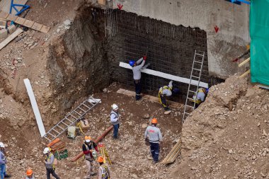 Güvenlik ve becerinin, planları kalıcı yapılara dönüştürdüğü yeni bir binanın temelini oluşturan hassasiyet, takım çalışması ve disiplin..