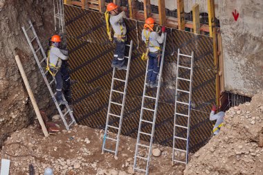 Güvenlik ve becerinin, planları kalıcı yapılara dönüştürdüğü yeni bir binanın temelini oluşturan hassasiyet, takım çalışması ve disiplin..