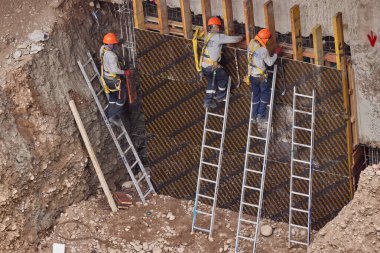 Güvenlik ve becerinin, planları kalıcı yapılara dönüştürdüğü yeni bir binanın temelini oluşturan hassasiyet, takım çalışması ve disiplin..