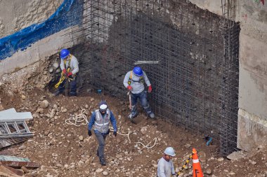 Güvenlik ve becerinin, planları kalıcı yapılara dönüştürdüğü yeni bir binanın temelini oluşturan hassasiyet, takım çalışması ve disiplin..